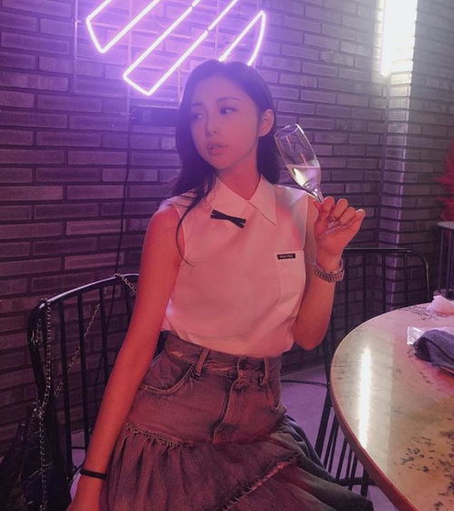 妻子穿上制服出轨，我眼中瞪出火花,妻子穿上制服出轨，我眼中瞪出火花,第3张