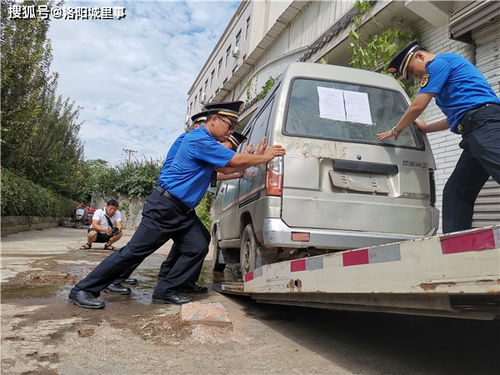 连云港城管部门开出第一张快递乱贴海报罚单,连云港城管部门开出第一张快递乱贴海报罚单,第2张