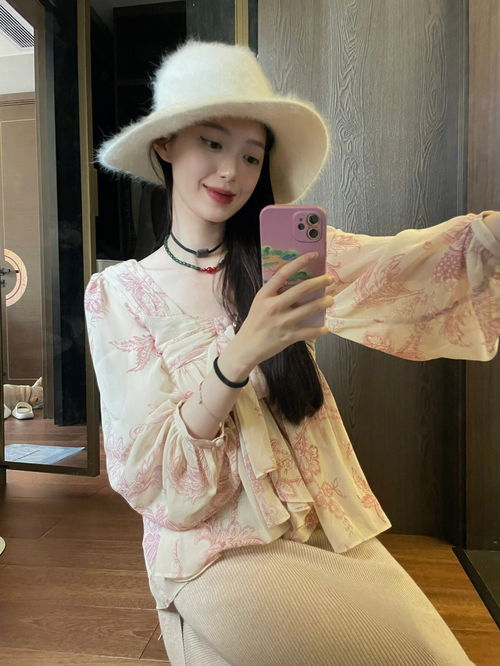 白色T恤的时尚之道：揭秘女生钟爱的白色T恤,白色T恤的时尚之道：揭秘女生钟爱的白色T恤,第1张