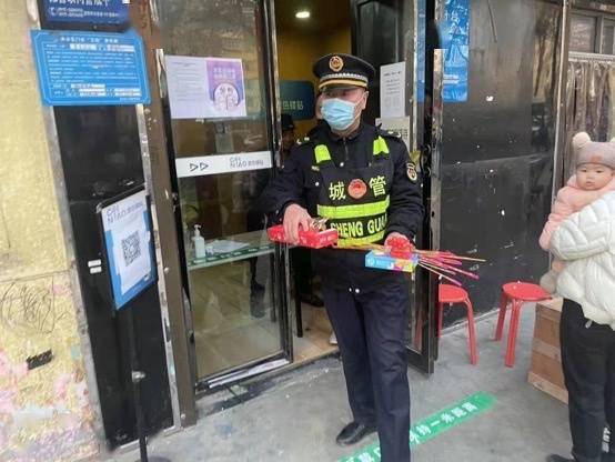 连云港城管部门开出第一张快递乱贴海报罚单,连云港城管部门开出第一张快递乱贴海报罚单,第3张